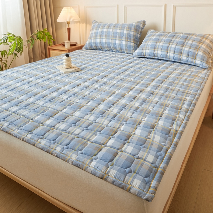 91家纺网 家纺一手货源 找家纺 恋绒家纺 2025新款无印风水洗棉防水款床褥隔尿垫床褥护理垫床垫 蓝灰格