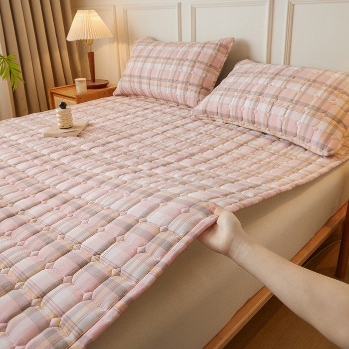 91家纺网 家纺一手货源 找家纺 恋绒家纺 2025新款无印风水洗棉防水款床褥隔尿垫床褥护理垫床垫 粉灰格