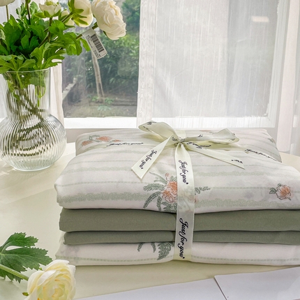 91家纺网 家纺一手货源 找家纺 一比一家纺 2025新款有氧针织棉双层纱系列四件套-叠拍图 遇见花海