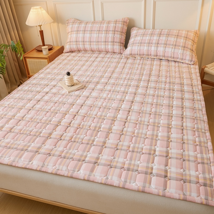 91家纺网 家纺一手货源 找家纺 恋绒家纺 2025新款无印风水洗棉防水款床褥隔尿垫床褥护理垫床垫 粉灰格