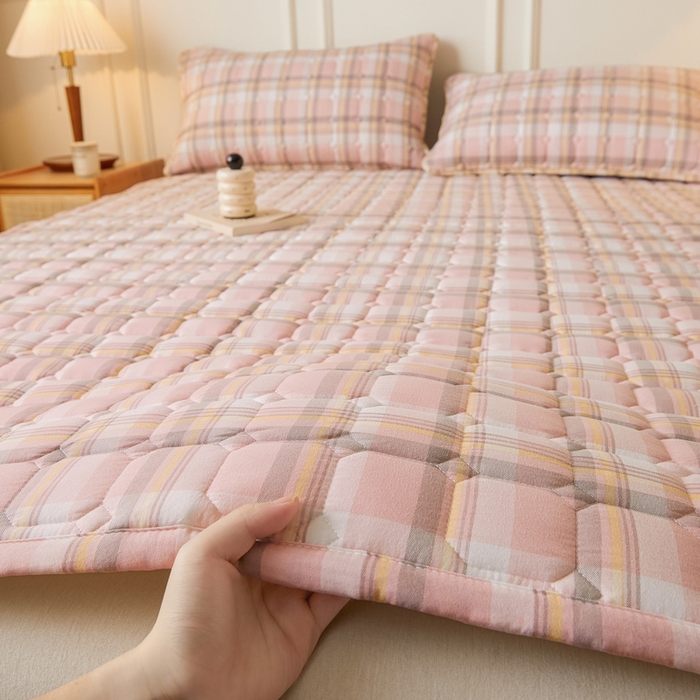 91家纺网 家纺一手货源 找家纺 恋绒家纺 2025新款无印风水洗棉防水款床褥隔尿垫床褥护理垫床垫 粉灰格