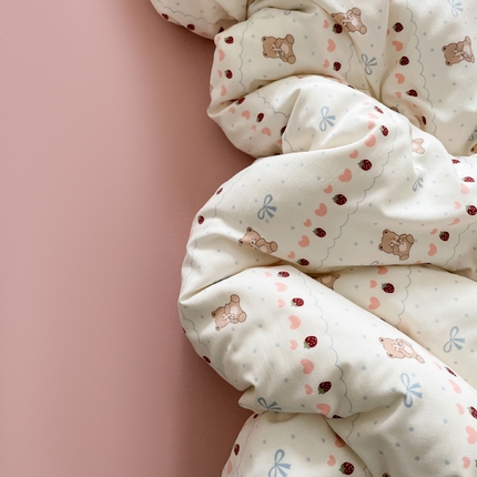 91家纺网 家纺一手货源 找家纺 仟网汇 2025新款有氧针织棉双层纱系列四件套--床拍图 棕熊宝贝