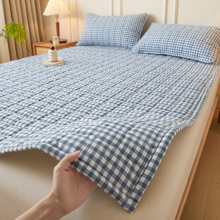 91家纺网 家纺一手货源 找家纺 恋绒家纺 2025新款无印风水洗棉防水款床褥隔尿垫床褥护理垫床垫 蓝小格