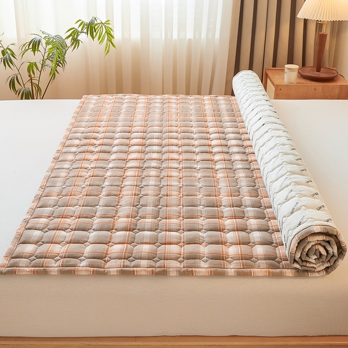 91家纺网 家纺一手货源 找家纺 恋绒家纺 2025新款无印风水洗棉防水款床褥隔尿垫床褥护理垫床垫 灰黄格