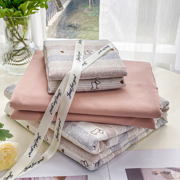 91家纺网 家纺一手货源 找家纺 仟网汇 2025新款有氧针织棉双层纱系列四件套--叠拍图 奶萌狗