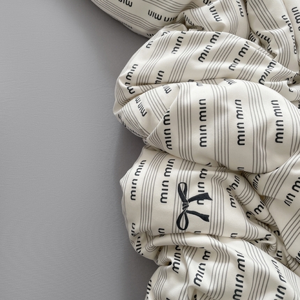 91家纺网 家纺一手货源 找家纺 （总）仟网汇 2025新款有氧针织棉双层纱系列四件套--床拍图