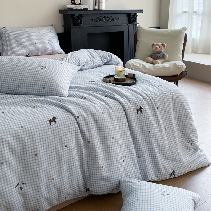 91家纺网 家纺一手货源 找家纺 仟网汇 2025新款有氧针织棉双层纱系列四件套--床拍图 木马小波点