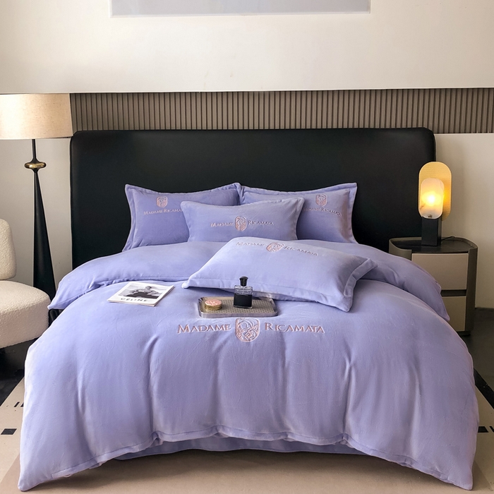 91家纺网 家纺一手货源 找家纺 梦莱斯 2025新款高克重牛奶绒刺绣四件套 梦幻紫