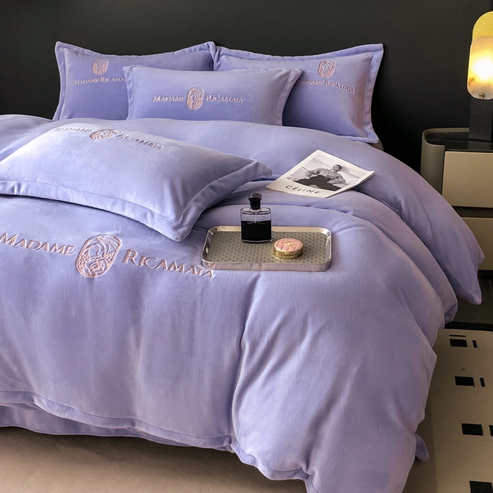 91家纺网 家纺一手货源 找家纺 梦莱斯 2025新款高克重牛奶绒刺绣四件套 梦幻紫