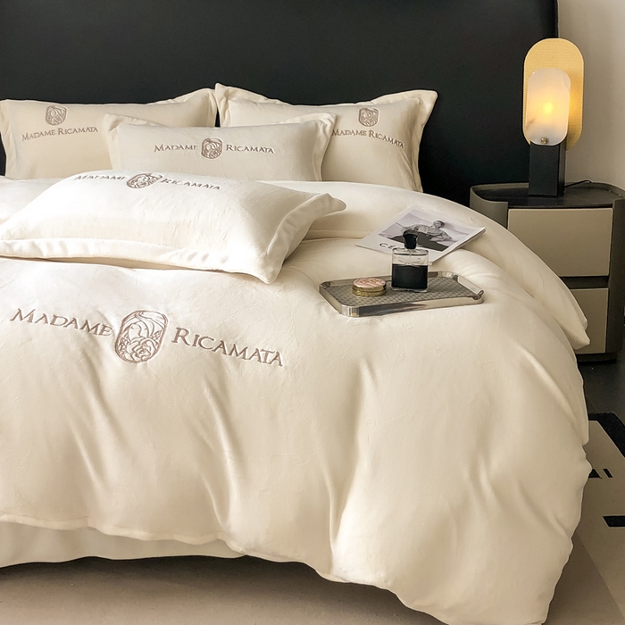 91家纺网 家纺一手货源 找家纺 梦莱斯 2025新款高克重牛奶绒刺绣四件套 奶油白