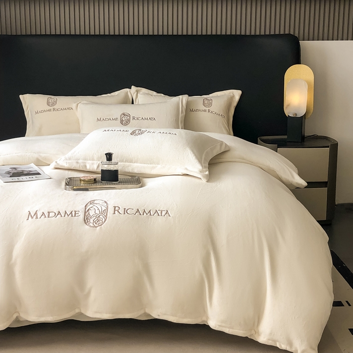 91家纺网 家纺一手货源 找家纺 梦莱斯 2025新款高克重牛奶绒刺绣四件套 奶油白