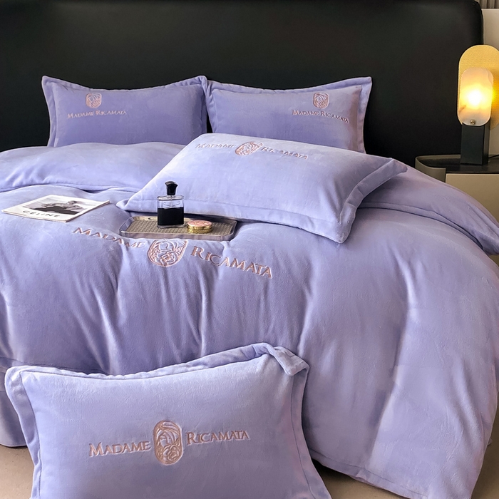 91家纺网 家纺一手货源 找家纺 梦莱斯 2025新款高克重牛奶绒刺绣四件套 梦幻紫