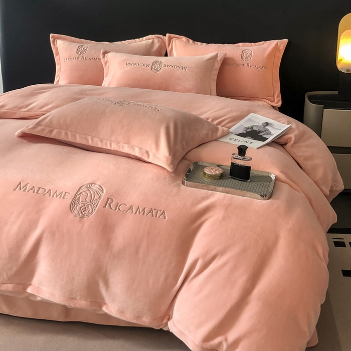 91家纺网 家纺一手货源 找家纺 梦莱斯 2025新款高克重牛奶绒刺绣四件套 月夕粉