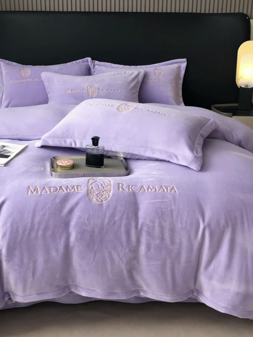 91家纺网 家纺一手货源 找家纺 梦莱斯 2025新款高克重牛奶绒刺绣四件套 梦幻紫