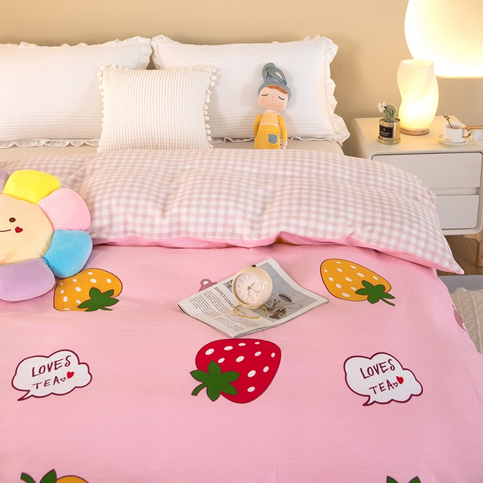 91家纺网 家纺一手货源 找家纺 2025新款纯棉加牛奶绒被套 草莓可爱