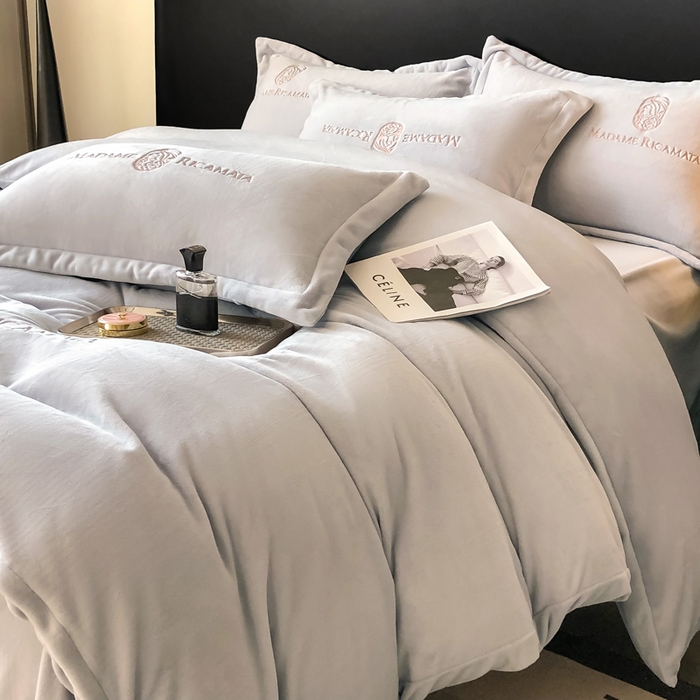 91家纺网 家纺一手货源 找家纺 梦莱斯 2025新款高克重牛奶绒刺绣四件套 星空灰