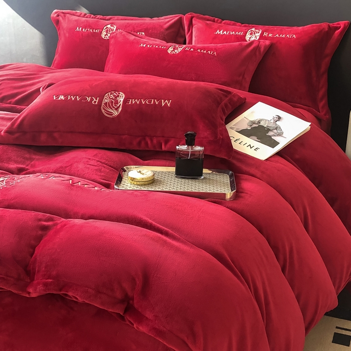 91家纺网 家纺一手货源 找家纺 梦莱斯 2025新款高克重牛奶绒刺绣四件套 玫瑰红