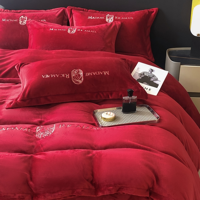 91家纺网 家纺一手货源 找家纺 梦莱斯 2025新款高克重牛奶绒刺绣四件套 玫瑰红