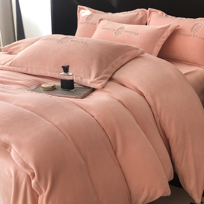 91家纺网 家纺一手货源 找家纺 梦莱斯 2025新款高克重牛奶绒刺绣四件套 月夕粉