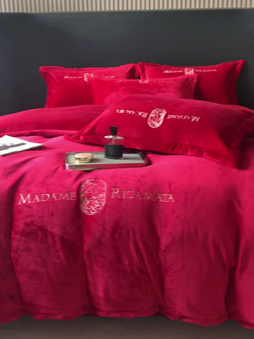 91家纺网 家纺一手货源 找家纺 梦莱斯 2025新款高克重牛奶绒刺绣四件套 玫瑰红