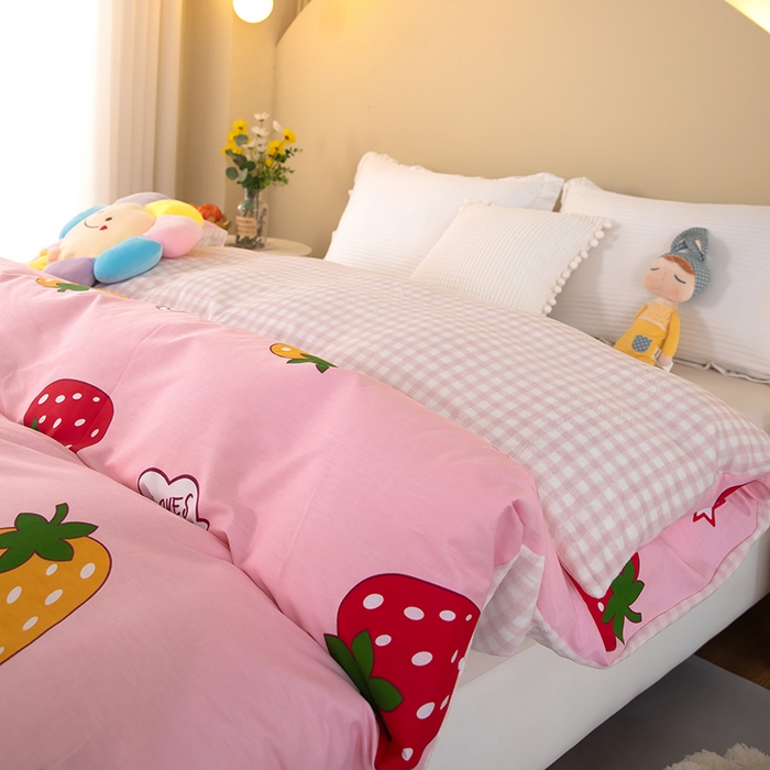 91家纺网 家纺一手货源 找家纺 2025新款纯棉加牛奶绒被套 草莓可爱