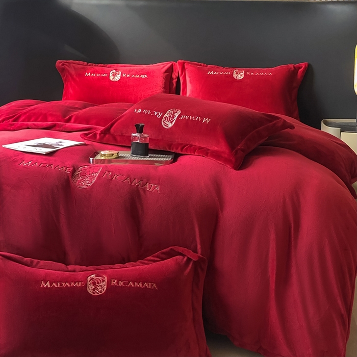 91家纺网 家纺一手货源 找家纺 梦莱斯 2025新款高克重牛奶绒刺绣四件套 玫瑰红