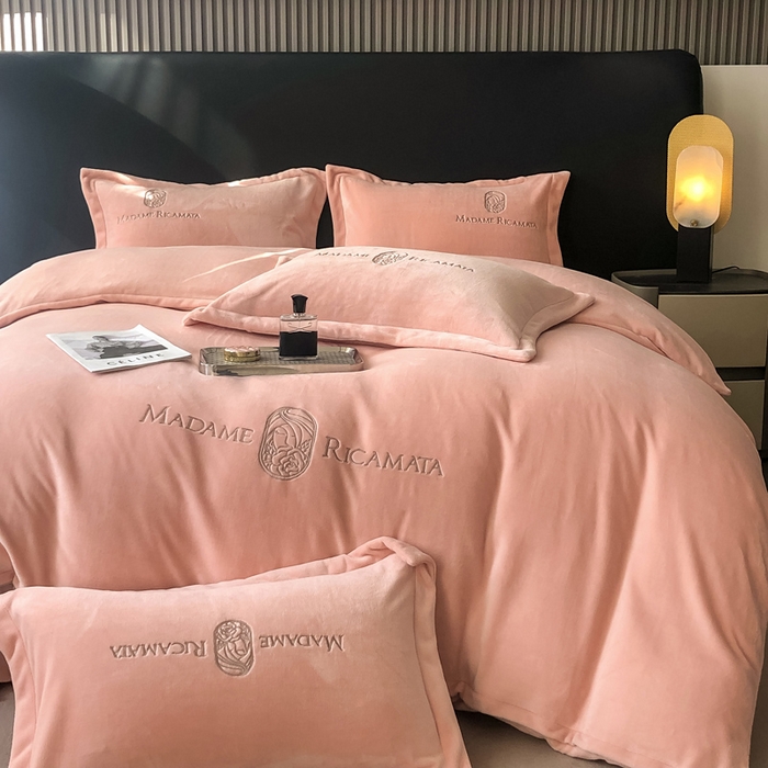 91家纺网 家纺一手货源 找家纺 梦莱斯 2025新款高克重牛奶绒刺绣四件套 月夕粉