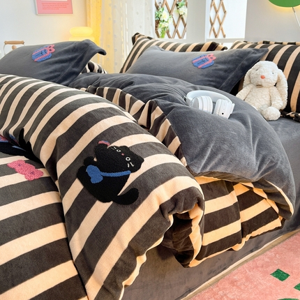 91家纺网 家纺一手货源 找家纺 （买家秀爆款不断货）A类母婴级毛巾绣牛奶绒四件套珊瑚绒四件套雪花绒四件套刺绣牛奶绒毛巾绣四件套小清新 深咖条黑猫