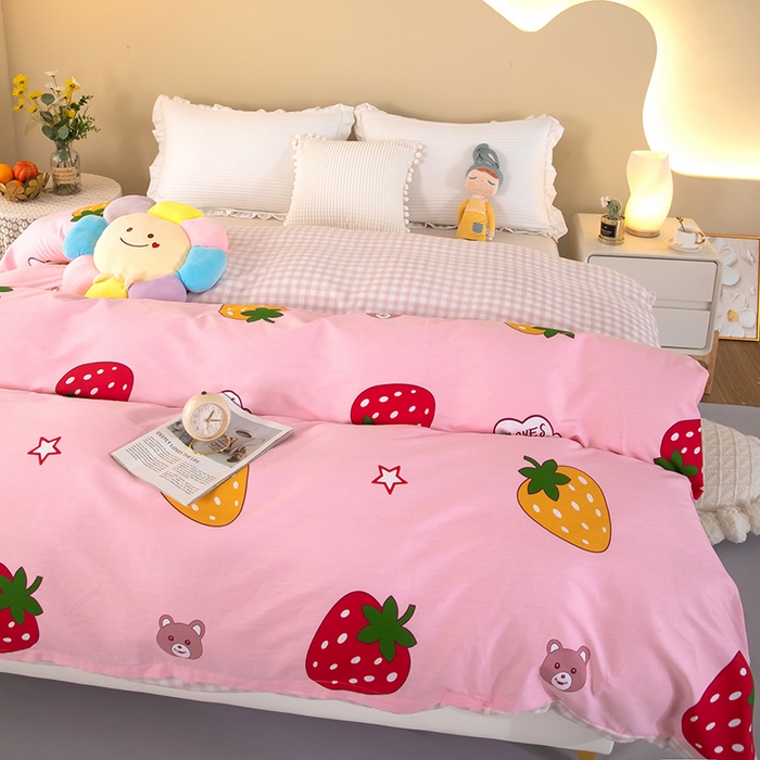 91家纺网 家纺一手货源 找家纺 2025新款纯棉加牛奶绒被套 草莓可爱