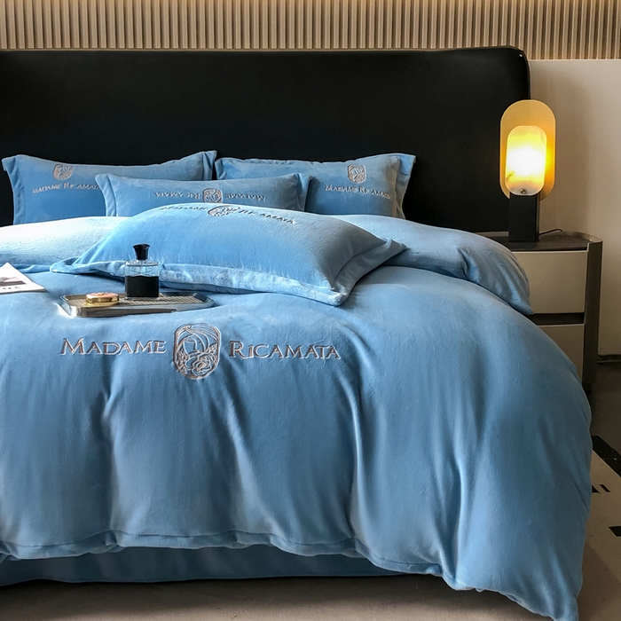 91家纺网 家纺一手货源 找家纺 梦莱斯 2025新款高克重牛奶绒刺绣四件套 深海蓝