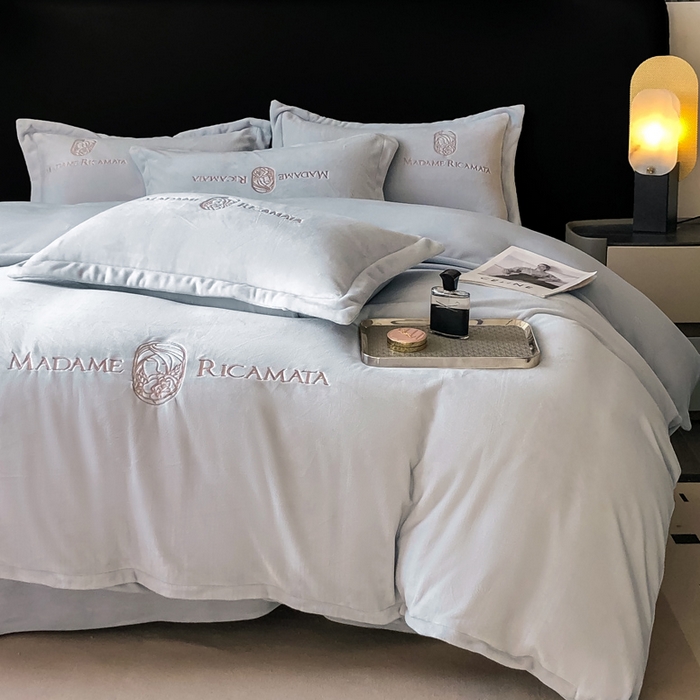 91家纺网 家纺一手货源 找家纺 梦莱斯 2025新款高克重牛奶绒刺绣四件套 星空灰