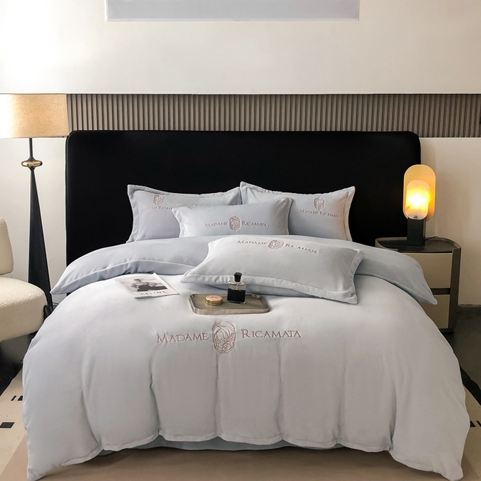 91家纺网 家纺一手货源 找家纺 梦莱斯 2025新款高克重牛奶绒刺绣四件套 星空灰