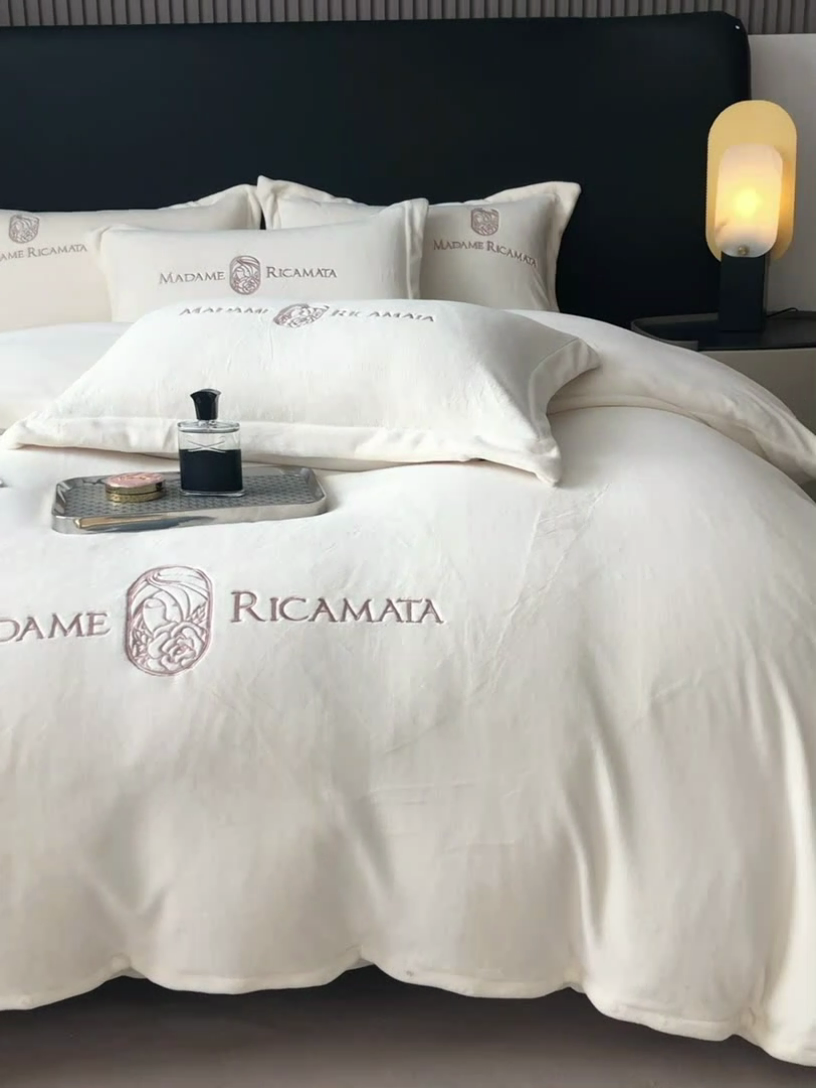 91家纺网 家纺一手货源 找家纺 梦莱斯 2025新款高克重牛奶绒刺绣四件套 奶油白