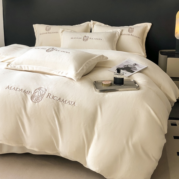 91家纺网 家纺一手货源 找家纺 梦莱斯 2025新款高克重牛奶绒刺绣四件套 奶油白