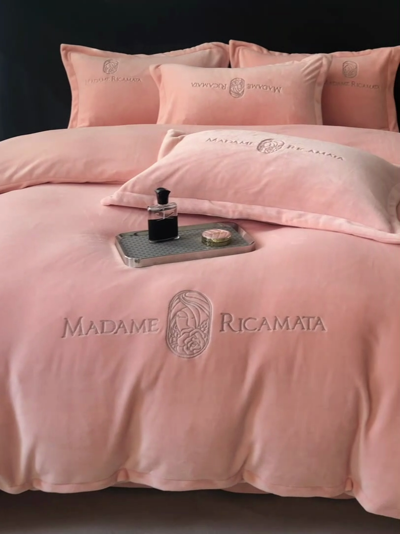 91家纺网 家纺一手货源 找家纺 梦莱斯 2025新款高克重牛奶绒刺绣四件套 月夕粉