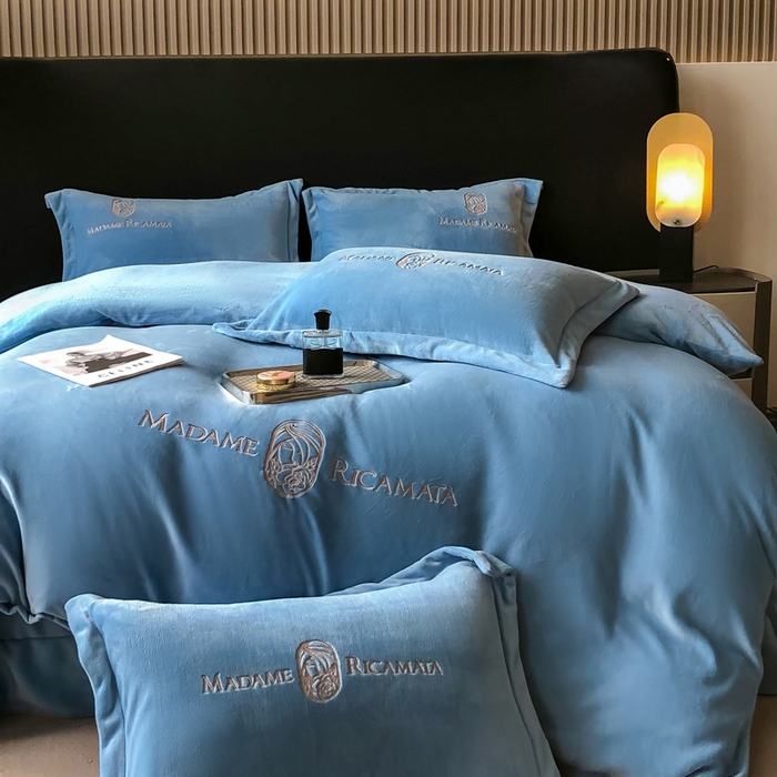 91家纺网 家纺一手货源 找家纺 梦莱斯 2025新款高克重牛奶绒刺绣四件套 深海蓝