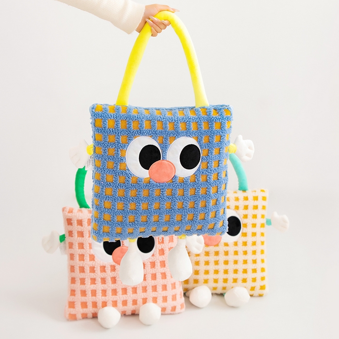 91家纺网 家纺一手货源 找家纺 中华鲟 2025新款多功能羊羔绒提花网红抱枕毯卡通立体贴布刺绣抱枕被夏被 粉色