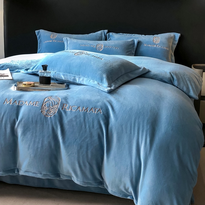 91家纺网 家纺一手货源 找家纺 梦莱斯 2025新款高克重牛奶绒刺绣四件套 深海蓝