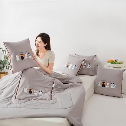 91家纺网 家纺一手货源 找家纺 2025新款猫咪家族四季款抱枕被 猫咪家族-灰
