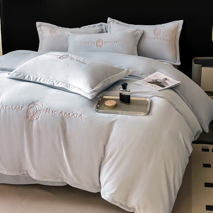 91家纺网 家纺一手货源 找家纺 梦莱斯 2025新款高克重牛奶绒刺绣四件套 星空灰