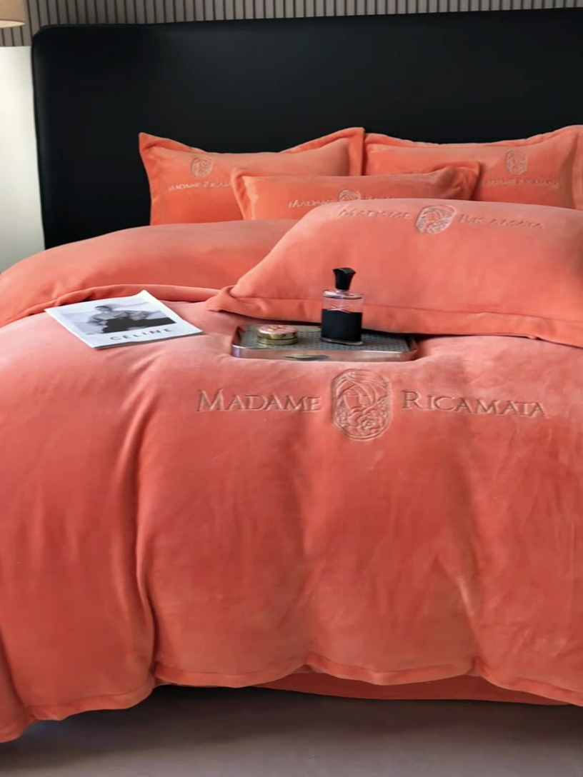 91家纺网 家纺一手货源 找家纺 梦莱斯 2025新款高克重牛奶绒刺绣四件套 活力橙