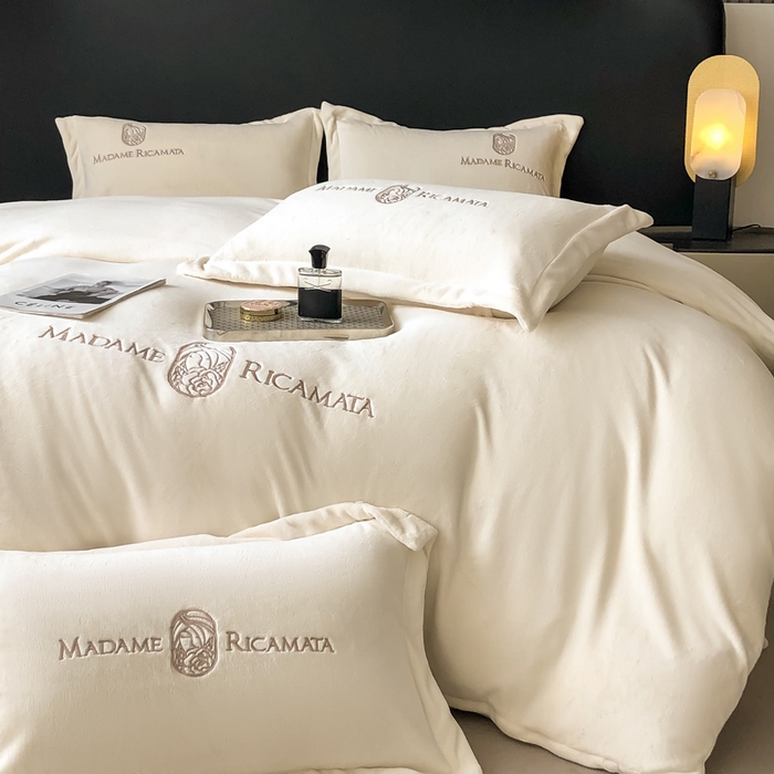 91家纺网 家纺一手货源 找家纺 梦莱斯 2025新款高克重牛奶绒刺绣四件套 奶油白