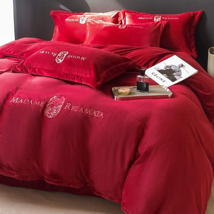 91家纺网 家纺一手货源 找家纺 梦莱斯 2025新款高克重牛奶绒刺绣四件套 玫瑰红