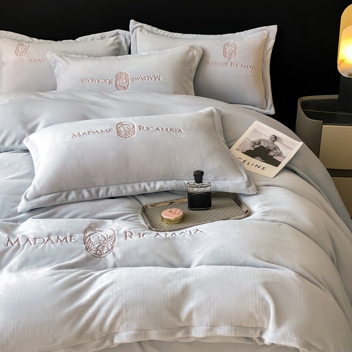 91家纺网 家纺一手货源 找家纺 梦莱斯 2025新款高克重牛奶绒刺绣四件套 星空灰