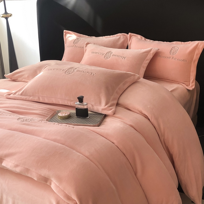 91家纺网 家纺一手货源 找家纺 梦莱斯 2025新款高克重牛奶绒刺绣四件套 月夕粉