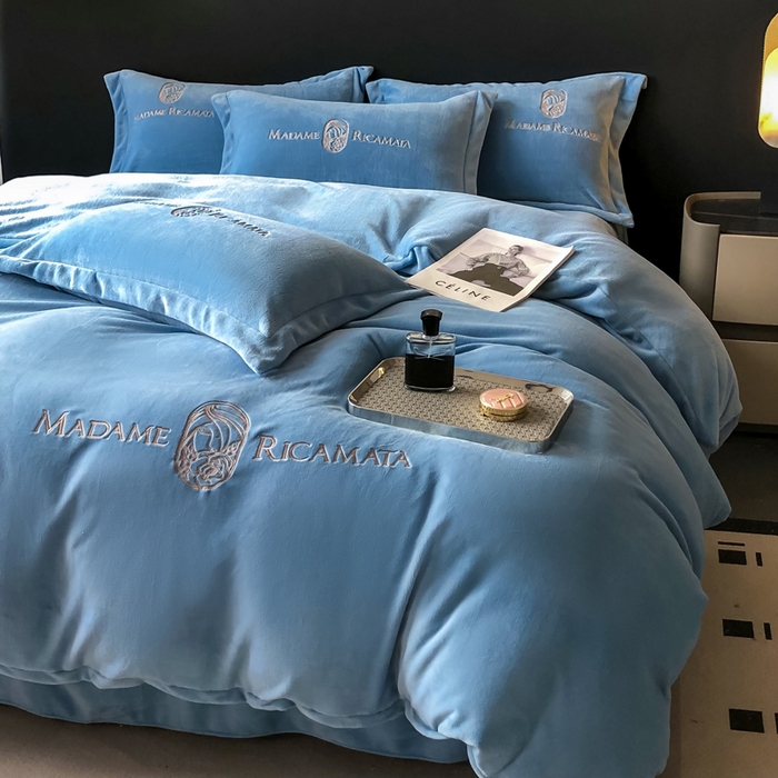 91家纺网 家纺一手货源 找家纺 梦莱斯 2025新款高克重牛奶绒刺绣四件套 深海蓝