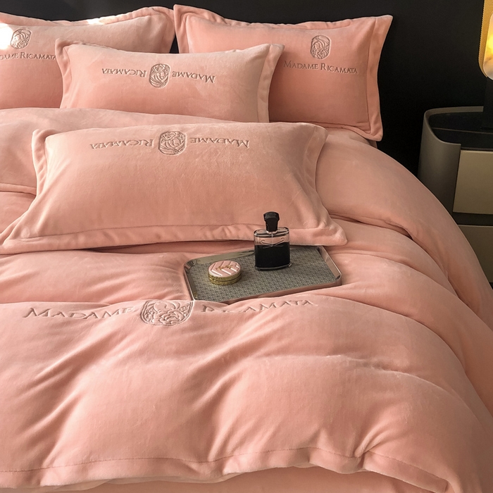 91家纺网 家纺一手货源 找家纺 梦莱斯 2025新款高克重牛奶绒刺绣四件套 月夕粉