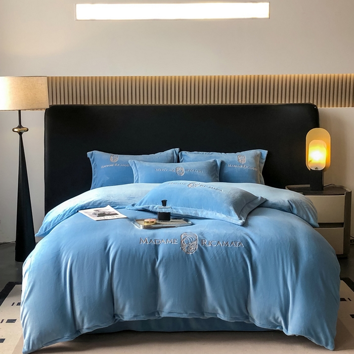 91家纺网 家纺一手货源 找家纺 梦莱斯 2025新款高克重牛奶绒刺绣四件套 深海蓝