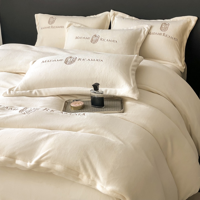 91家纺网 家纺一手货源 找家纺 梦莱斯 2025新款高克重牛奶绒刺绣四件套 奶油白