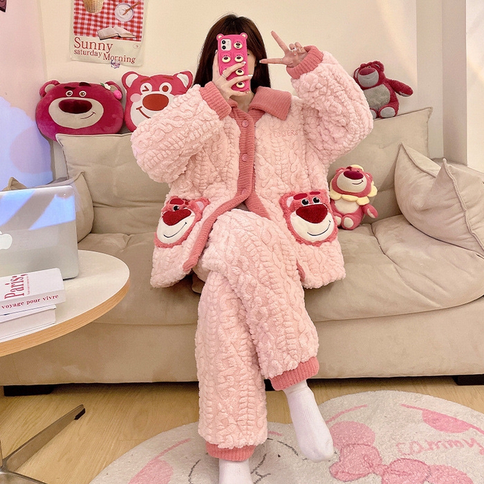 91家纺网 家纺一手货源 找家纺 （总）妍景 2025新款夹棉草莓熊睡衣